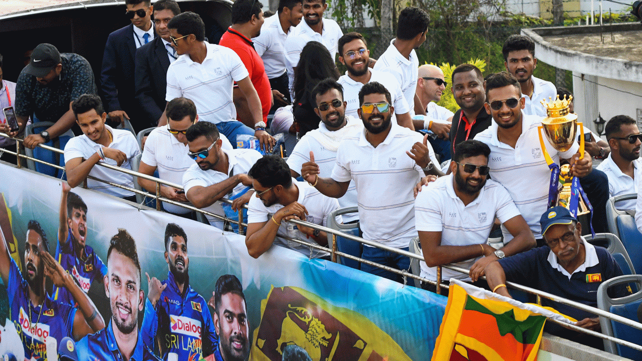 Sri Lanka cricketers return to hero's welcome1