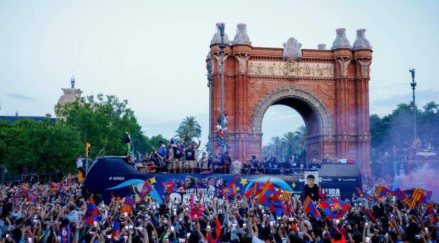 Barcelona in victory parade for men’s and women’s teams11