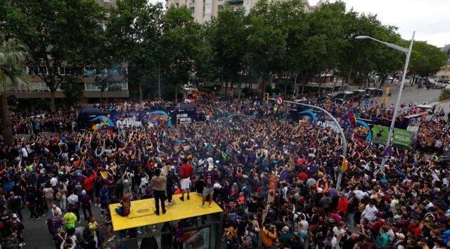 Barcelona in victory parade for men’s and women’s teams7