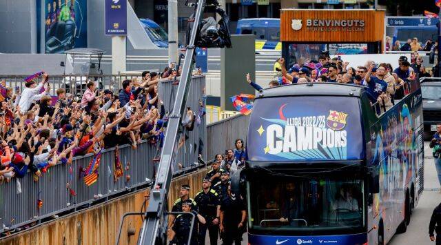 Barcelona in victory parade for men’s and women’s teams5