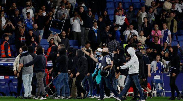 Watch: Early end to Barcelona’s title celebrations after Espanyol fans invade pitch5